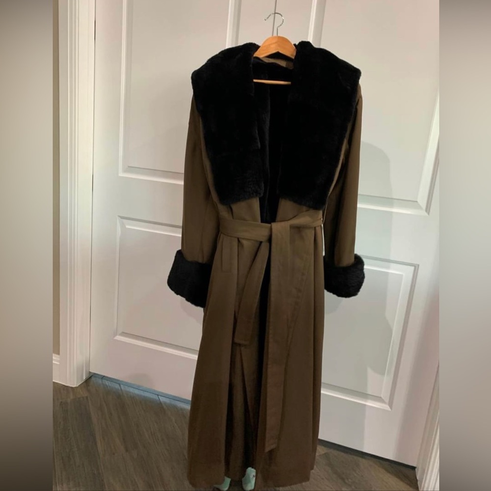 💕Gorgeous Karl Lagerfeld Paris faux mink lined coat. Size Large